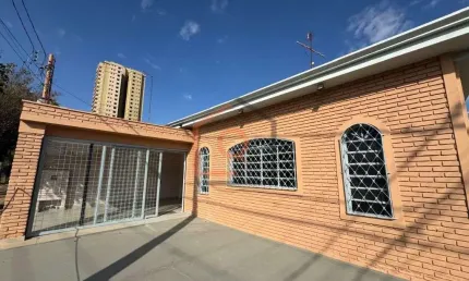 Casa Comercial para Alugar no Centro de Araraquara | 2 dormitorios | 2 banheiros | 2 garagens