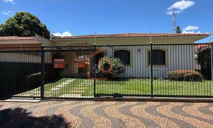 Casa de alto padrao com 3 dormitorios no Jardim Primavera, Araraquara