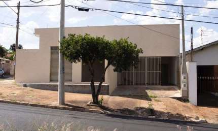Casa com 4 quartos à venda na Rua Américo Danielli, 334, Parque Laranjeiras, Araraquara, 256 m2 por R$ 420.000