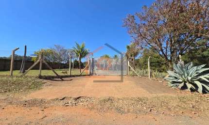 Charmosa Chacara com 4 Dormitorios no Jardim Zavanella, Araraquara