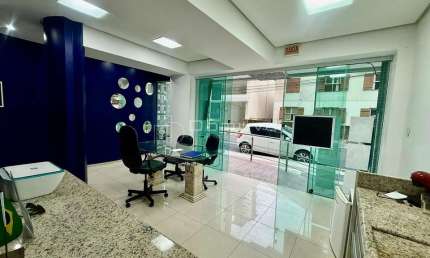 Sala comercial para locação no Centro de Balneário Camboriú.