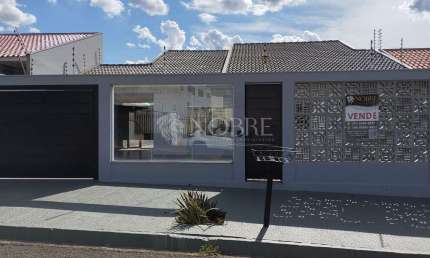 Linda casa à venda - próximo a Avenida Américo Belay