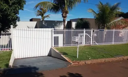 Lindíssima Casa com Suíte, 2 Quartos, 3 Vagas, Área Gourmet com Churrasqueira e Adega no Jd. Pancera