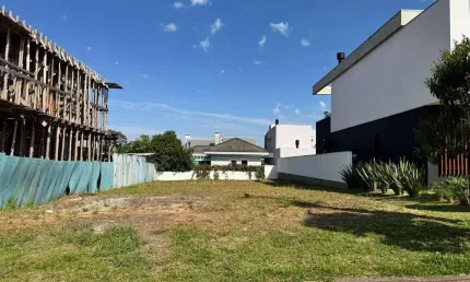 Belo terreno com frente Leste no condomínio Serra Azul