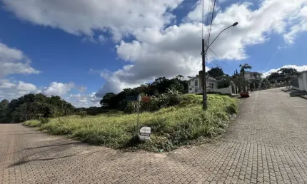 Terreno de esquina com ampla frente no Jardim das Hortênsias.
