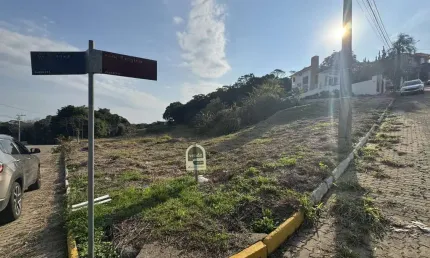 Terreno de esquina com ampla frente no jardim das hortênsias.
