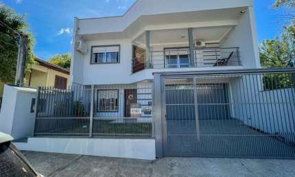 Casa 3 dormitórios com piscina próxima da Caixa e Rede Vivo