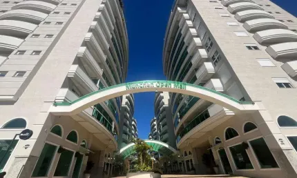 Apartamento semimobiliado no centro – 2 dormitórios, suíte e sacada!