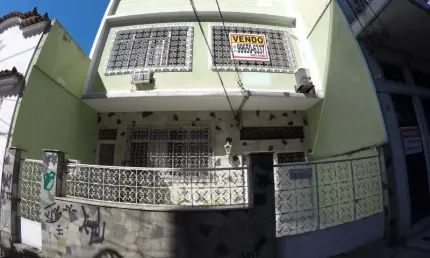Vendo Prédio Residencial com 2 Apartamentos em Ramos no Rio de Janeiro-RJ.