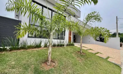 Casa Nova e Sofisticada com 3 Suítes e Piscina no Condomínio Saint Paul á Venda