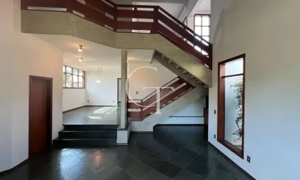 Excelente residência disponível para locação em um dos condomínios mais tradicionais e bem localizados da cidade.