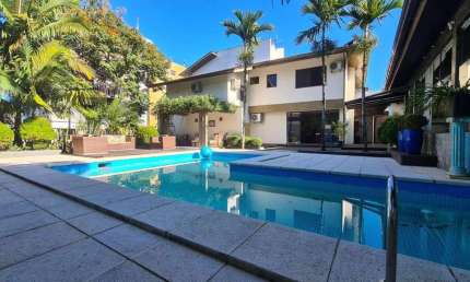 Casa para Venda em Criciúma, Centro, 4 dormitórios, 4 suítes, 5 banheiros, 5 vagas