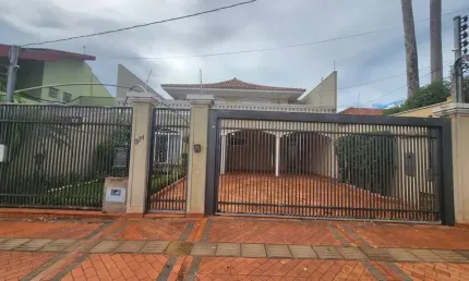Lindo sobrado no Jardim dos Estados (entre R. Paraíba e Espírito Santo).