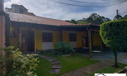 ALUGO - CASA TÉRREA 04 DORMITÓRIOS SENDO 02 SUÍTES/ MORUMBI SUL