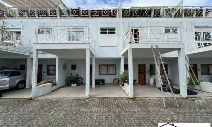 SOBRADO EM CONDOMINIO FECHADO  4 DORMS  SENDO 2 SUITES  ,2 VAGAS  STO AMARO