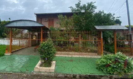Ótima casa de dois pavimentos localizada no Bairro Restinga