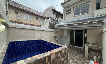 Ótimo sobrado semi mobiliado com 3 suítes no bairro Guarujá