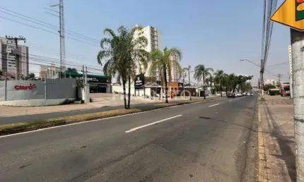 Imóvel comercial disponível para locação na Avenida Independência em Piracicaba