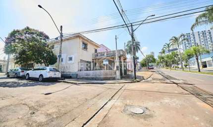 Casa com vocação comercial na Avenida Independência em Piracicaba