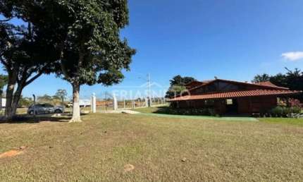 Imóvel comercial na Estrada de São Pedro, com terreno de 5.000 m²