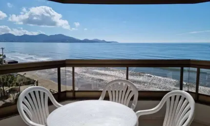 Exclusivo apartamento à beira-mar em meia praia, itapema/sc - um verdadeiro refúgio pé na areia!