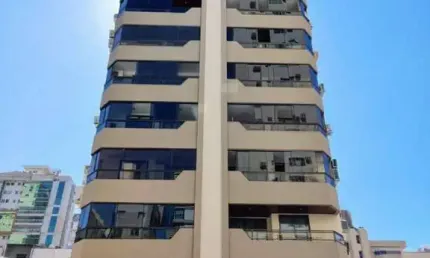 Apartamento mobiliado de 3 dormitórios à 300m do Mar na Meia Praia