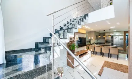 LINDO CASA  EM CONDOMÍNIO NO PINHEIRINHO COM 180M² AVERBADOS
