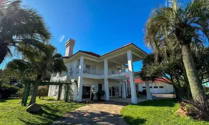 Sobrado à venda, 8 suítes, 2 vagas, Condomínio Green Village - Xangri-Lá/RS