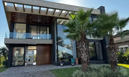 Sobrado à venda, 5 quartos, 5 suítes, 2 vagas, Condomínio Malibú Beach Residence - Xangri-Lá/RS