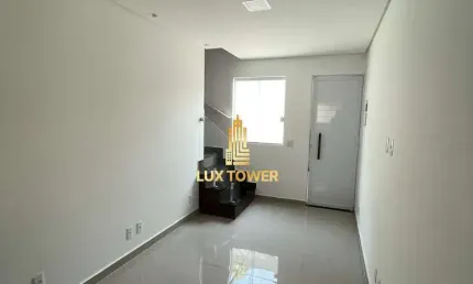 Casa Sobrado de condomínio 62m2 c/ 2 Quartos 1 Suíte e Pequeno Quintal