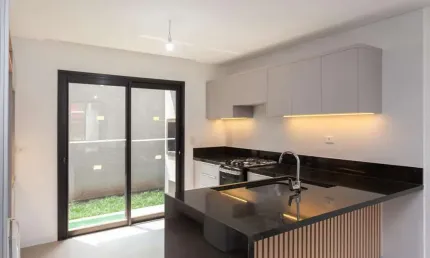 Sobrado à venda, no bairro Pilarzinho alto padrão de acabamento.