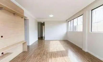 Otimo apartamento, no quarto andar, ensolarado e bem iluminado.