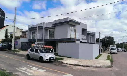 Sobrado à venda na Cidade Industrial de Curitiba, próximo à Rua João Dembinski