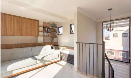 Lindo triplex em condomínio fechado, totalmente mobiliado, prox. ao Jacomar