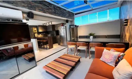 LINDO QUADRIPLEX TOTALMENTE MOBILIADO EM CONDOMÍNIO FECHADO.