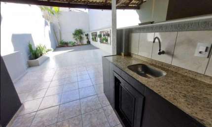 Linda casa toda reformada por aquitetos e acompanha projeto arquitetônico.