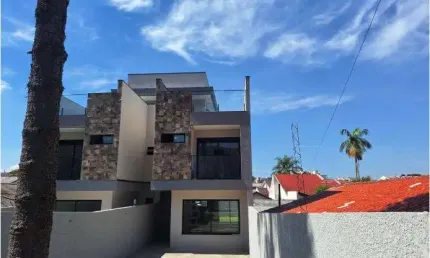 Sobrado no Xaxim com quintal na frente e fundos, próximo à Avenida David Tows