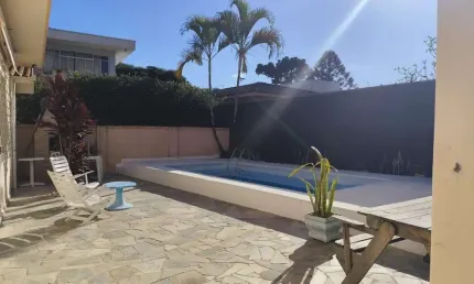 Casa térrea com piscina no coração do bairro jardim social, apenas 800 m do festval.
