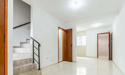 SOBRADO DE 3 QUARTOS À VENDA NO SÍTIO CERCADO COM 2 VAGAS DE GARAGEM COBERTAS  COM ÁTICO