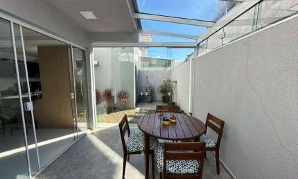 Casa em Condomínio Fechado no Abranches  Conforto, Segurança e Natureza