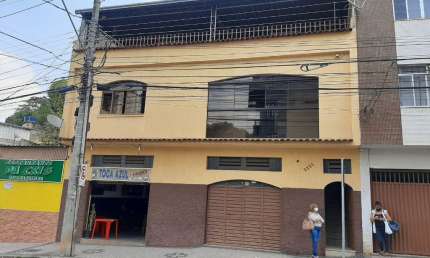 Casa espaçosa com terraço e ponto comercial (opcional) em rua plana no Progresso