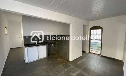 Casa para locação de aprox. 80 m², com 2 quartos, no bairro Martins - Uberlândia - MG