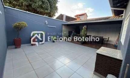 Casa mobiliada para locação de aprox. 175 m², com 3 quartos, no bairro Laranjeiras - Uberlândia - Mg