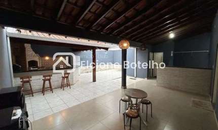 Casa para locação de aprox. 278 m², com 4 quartos, no bairro Vigilato Pereira - Uberlândia - MG
