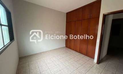 Casa para locação de aprox. 182 m², com 3 quartos no bairro Cidade Jardim - Uberlândia - MG