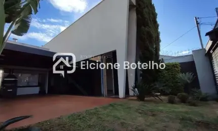 Casa sobrado para locação de aprox. 220 m², com 3 quartos, no bairro Alto Umuarama - Uberlândia - MG