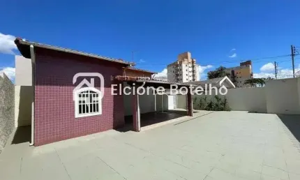 Casa para locação de aprox. 180 m², com 3 quartos, no bairro Santa Mônica - Uberlândia - MG