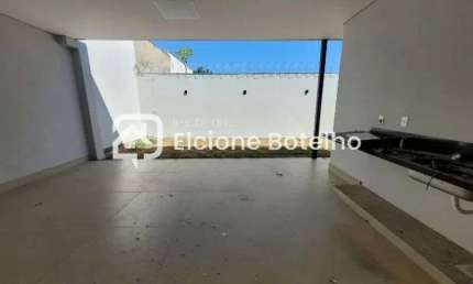 Casa para locação de aprox. 240 m², com 3 quartos, 2 suítes, no bairro Novo Mundo - Uberlândia - MG