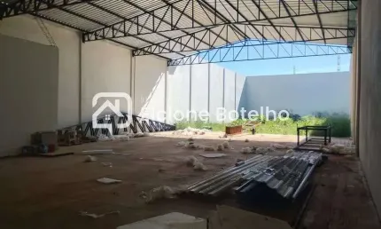 Barracão para locação de aprox. 1000 m², 2 banheiros, no bairro Novo Mundo - Uberlândia - MG