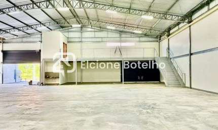 Galpão para locação de aprox. 1100 m², 4 banheiros, no bairro Laranjeiras - Uberlândia - MG
